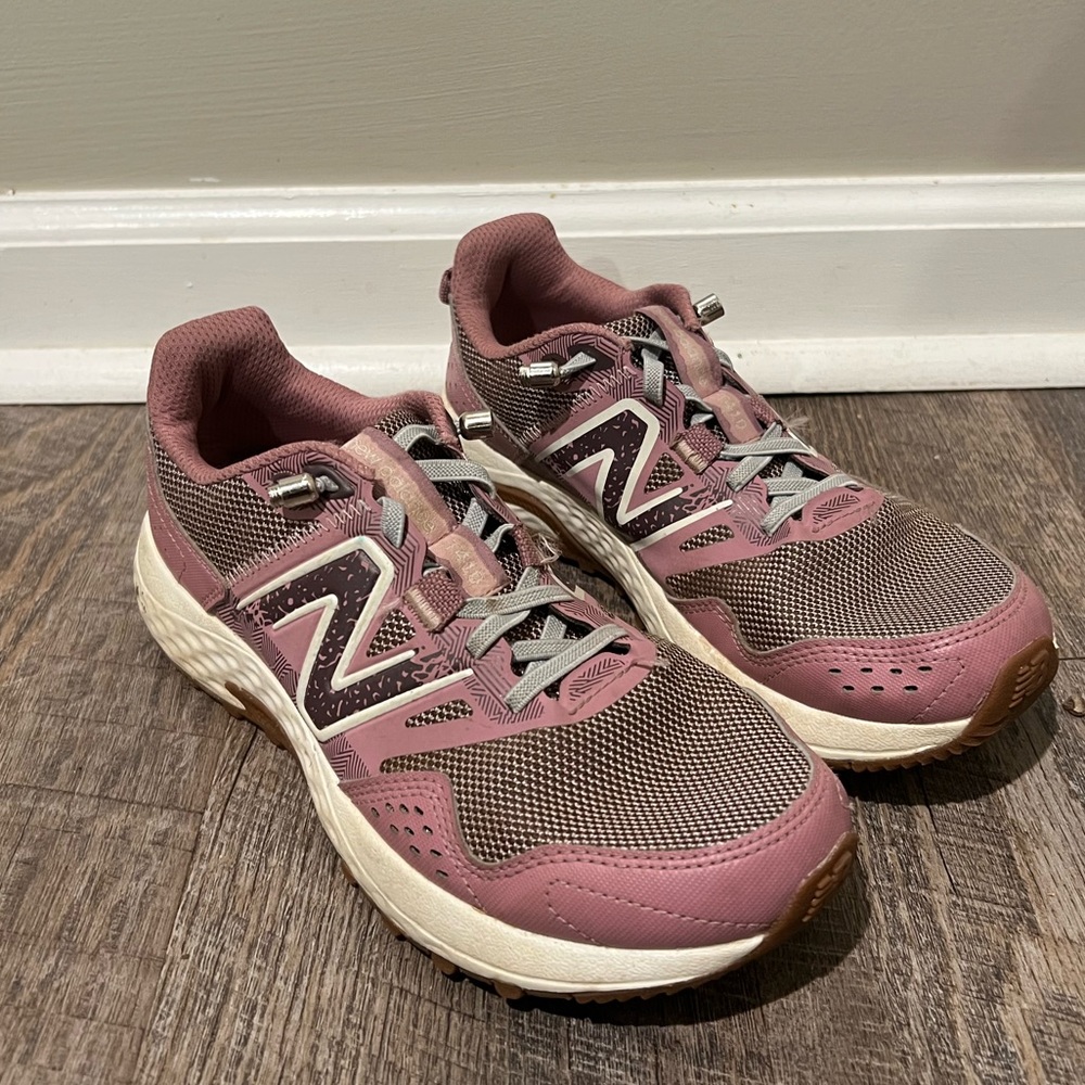 New Balance 410 v8 Trail Running Shoe In Dark Pink / Licorice